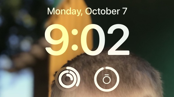 Apple Fitness app widget on iPhone lock screen.